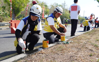 Balai Teknik Sanitasi Turut Serta dalam Kegiatan Pembersihan Bahu dan Pengecatan Kerb Jalan Nasional Sambut HUT ke-81 RI